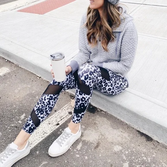 Nwt Recovery Wear Boutique snow leopard Leggings - Picture 1 of 6